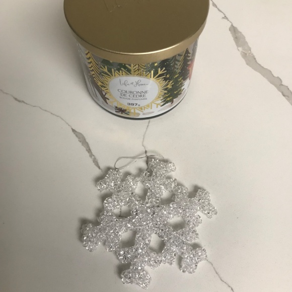 Life at Home Scented Festive Candle ‘Cedar Wreath’ and Snowflake Ornament - Picture 4 of 9